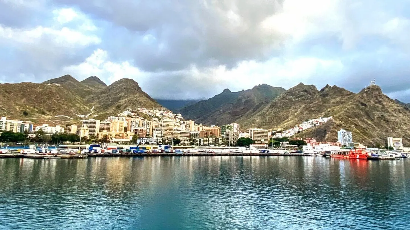 Blick auf den Hafen von Santa Cruz in Teneriffa