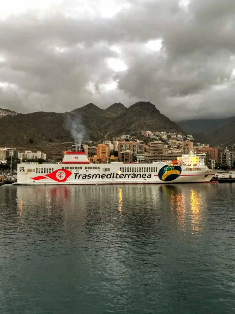 2Schnelle Fähre im Hafen von Santa Cruz