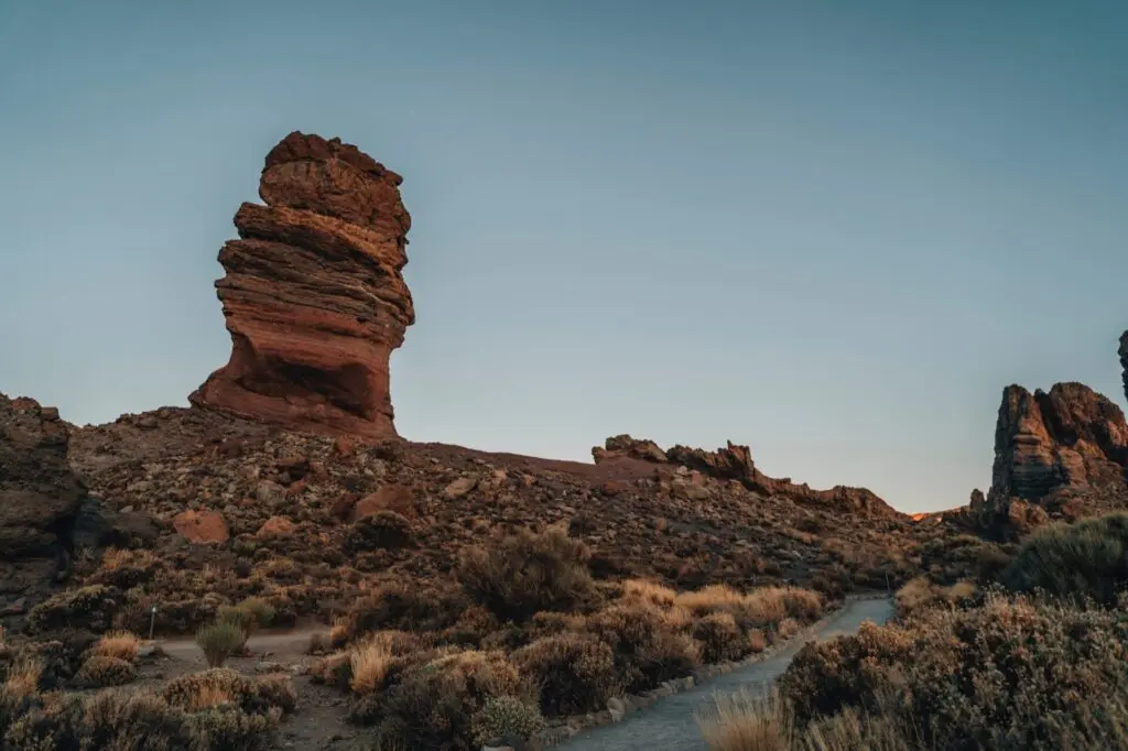 Wüstenlandschaft mit großem Stein auf Teneriffa 