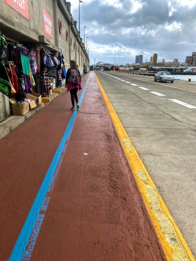 Markierter Gehweg am Hafen von Santa Cruz auf Teneriffa 