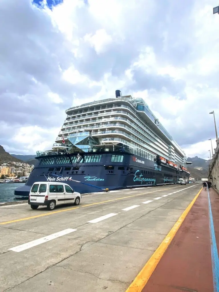 Mein Schiff am Hafen von Santa Cruz auf Teneriffa