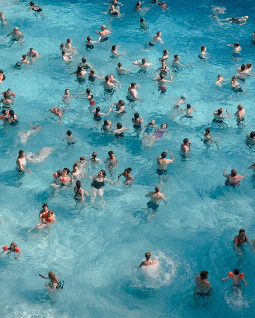 Menschen-Menge im Pool 