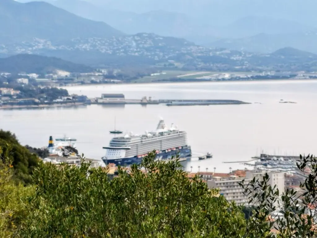 Blick auf den Hafen von Ajaccio mit Mein Schiff
