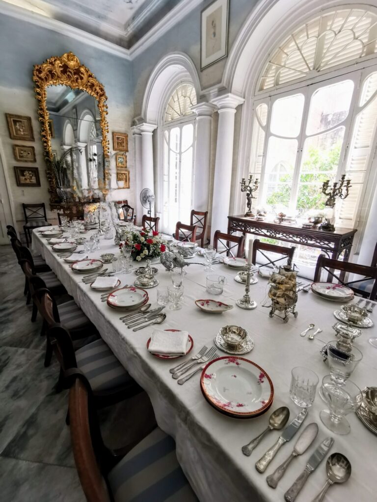 Gedeckte lange Tafel in Casa Rocca Piccola in Valletta