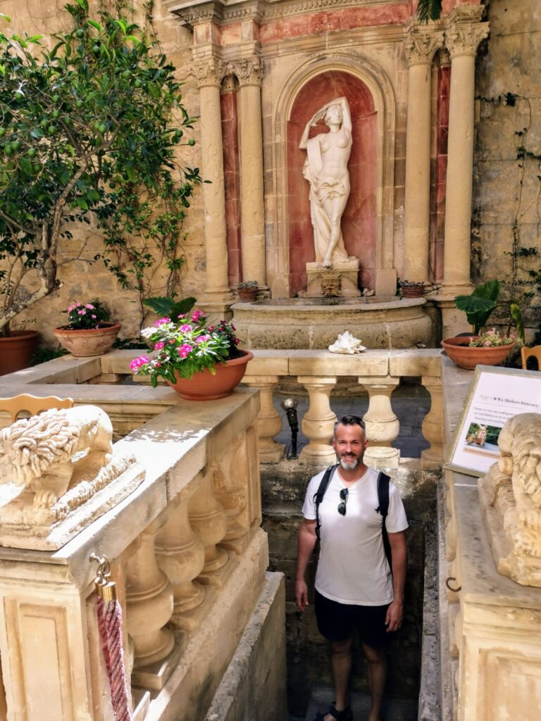 Zugang Keller Casa Rocca Piccola mit Mann in Valletta
