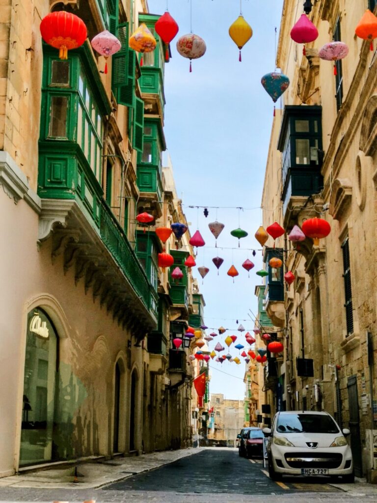 Bunte Gasse in der Altstadt Valletta mit Lampions