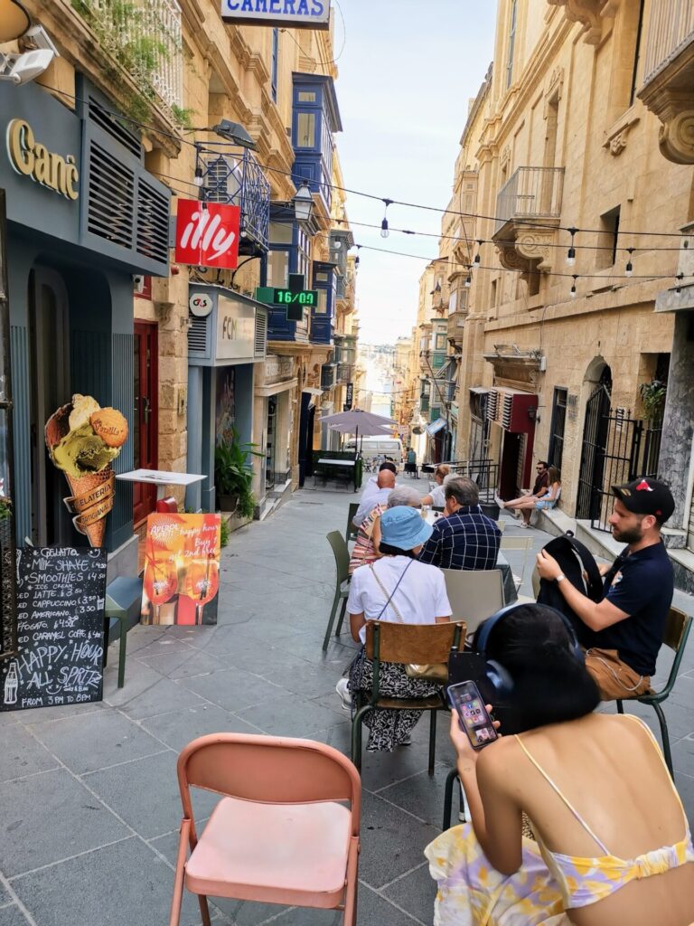 Bunte Gasse in der Altstadt Valletta mit kleinem Café
