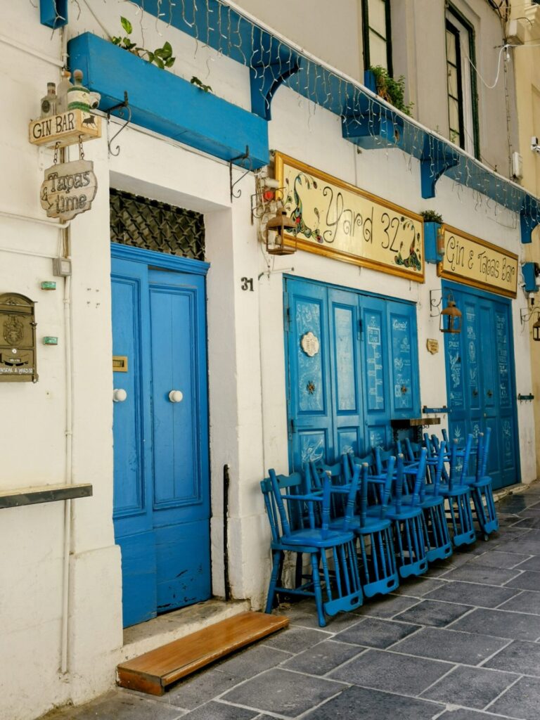 Lokal mit blauer Tür und Stühlen in Altstadt Valletta 