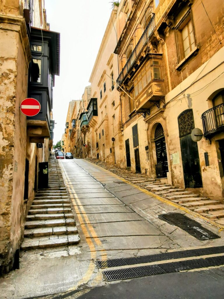 Steile Gasse in der Altstadt Valletta