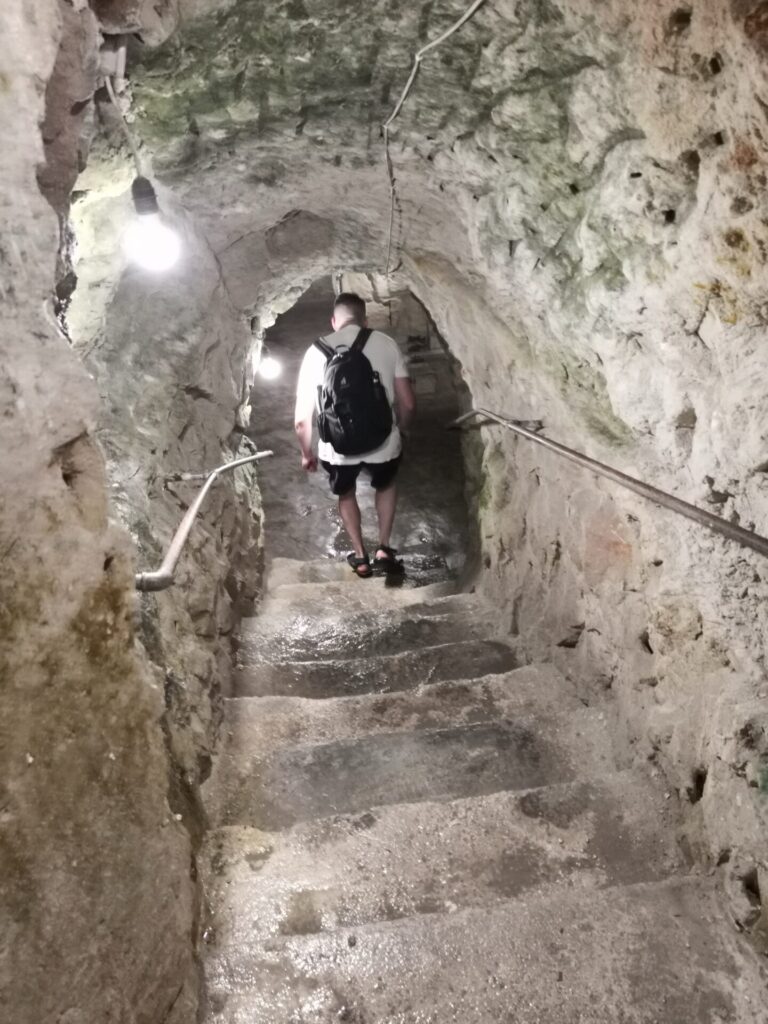 Kellerausgang mit Treppe und Mann im Casa Rocca Piccola n Valletta