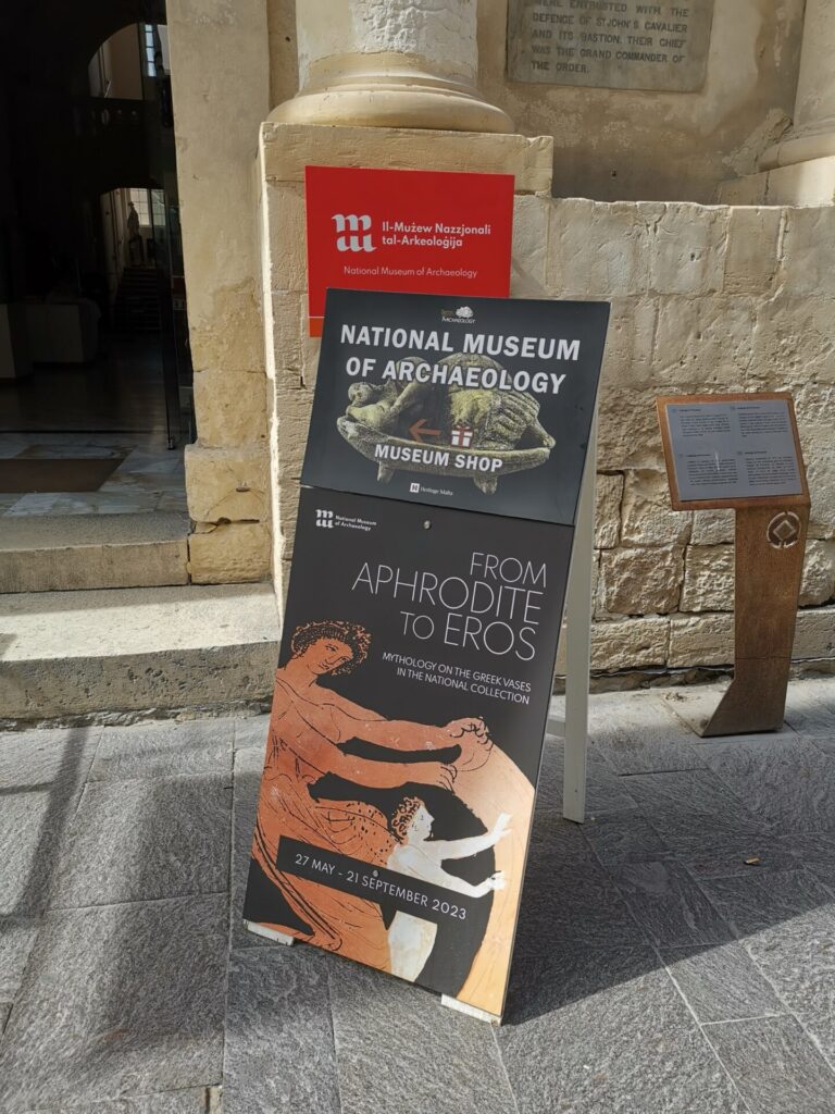 Kundenstopper vor dem Eingang zum Archäologisches Nationalmuseum in Valletta