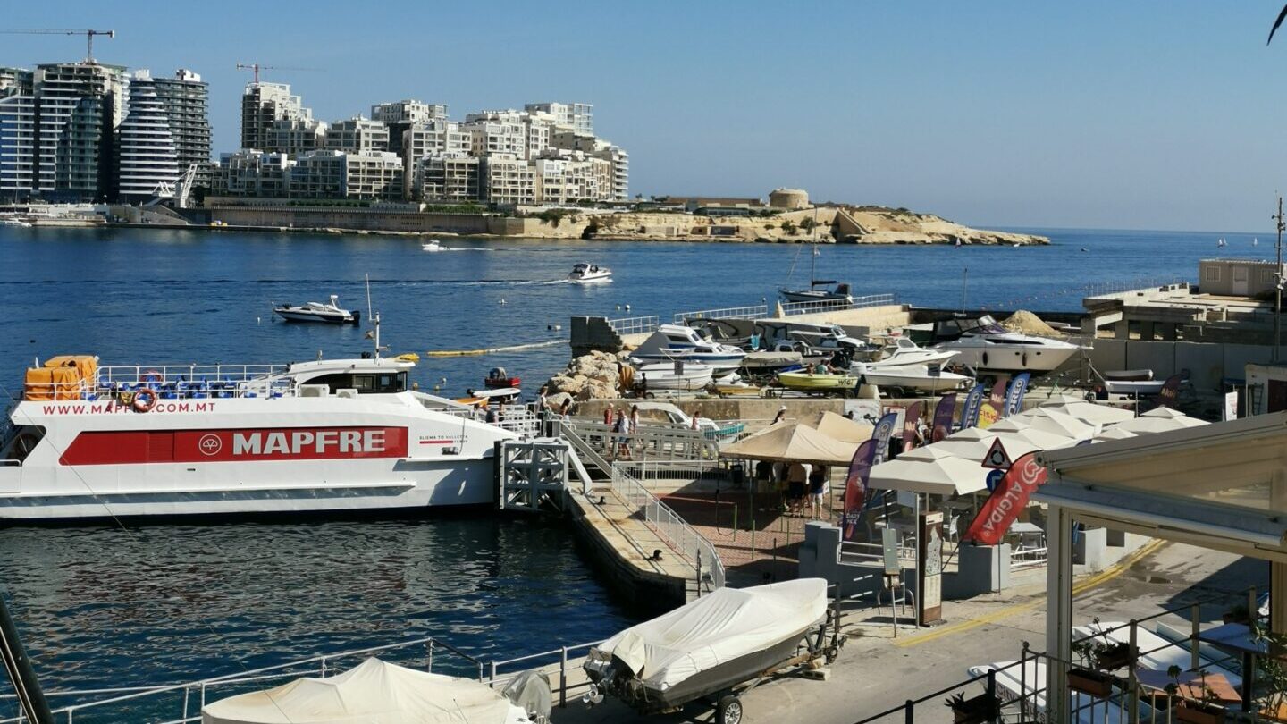 Malta Valletta Meer Hafen Bucht Zentrum Altstadt Gassen Bunt Steil Faehre