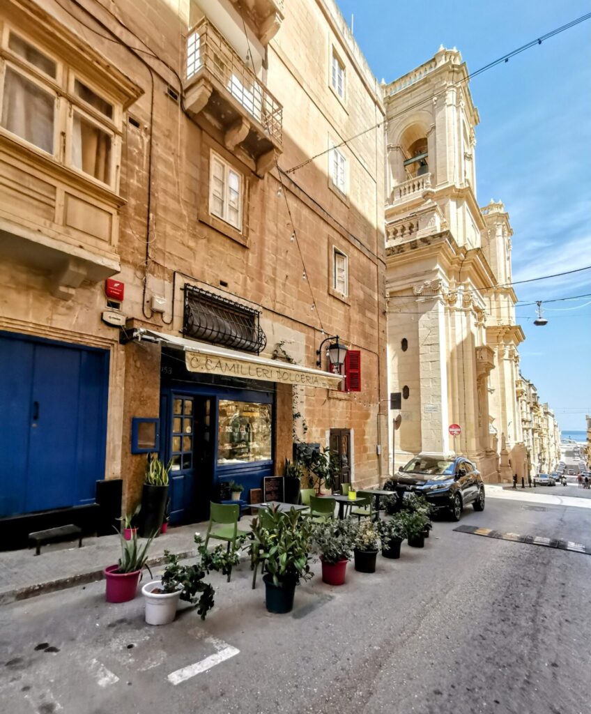 Bunte Gasse in der Altstadt Valletta mit Pflanzen