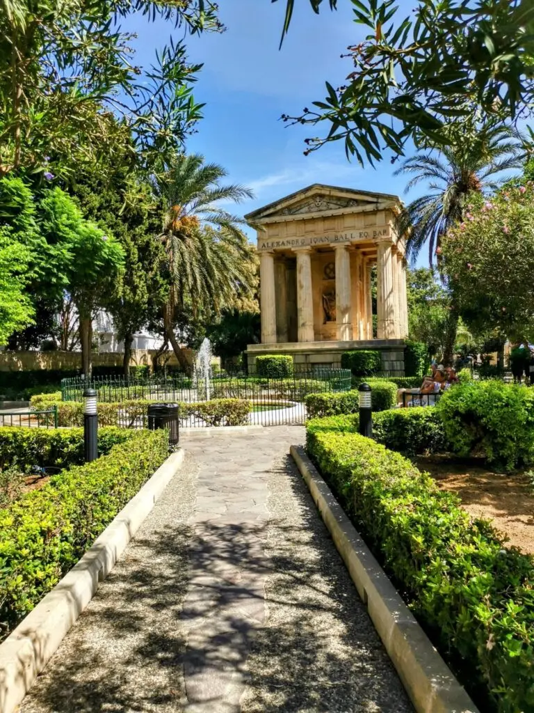 Langer Weg mit Pavillon im Lower Barrakka Gardens