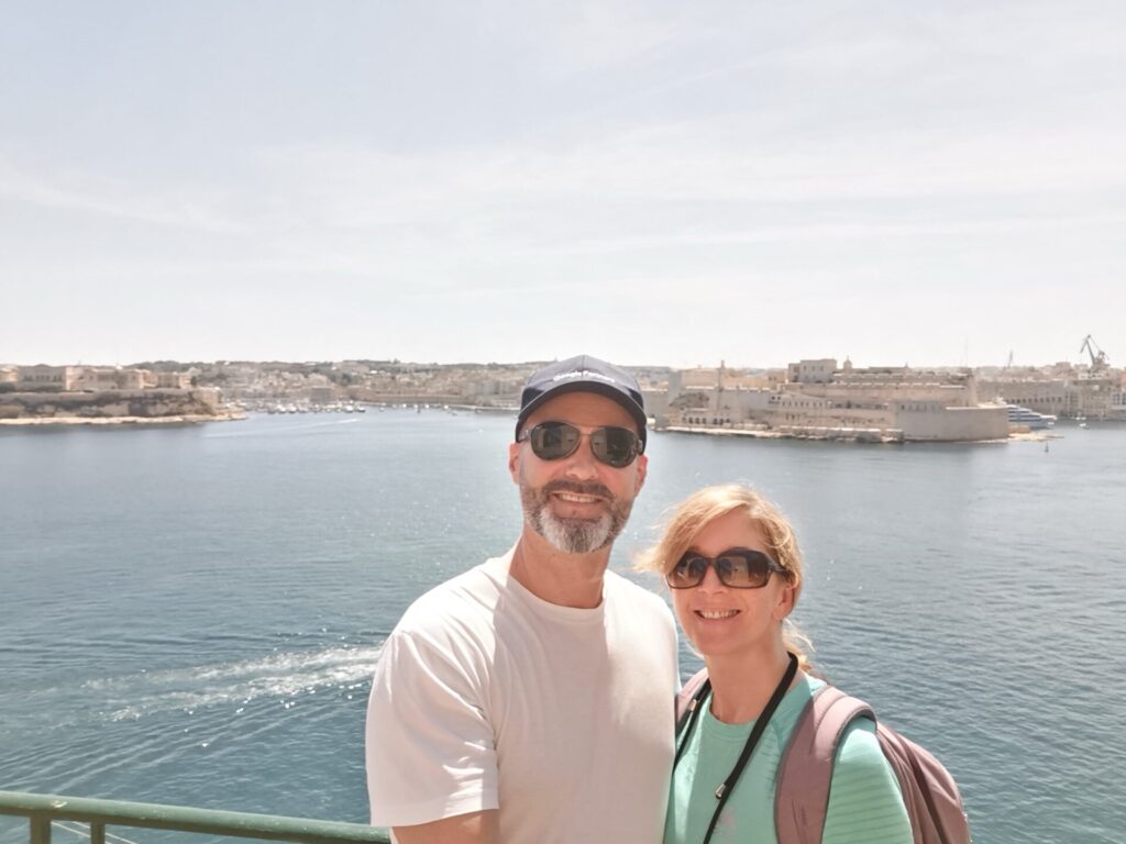 Malta Valletta Meer Hafen Bucht Zentrum Altstadt Gassen Bunt Steil Historisch View Siege Bell Denkmal