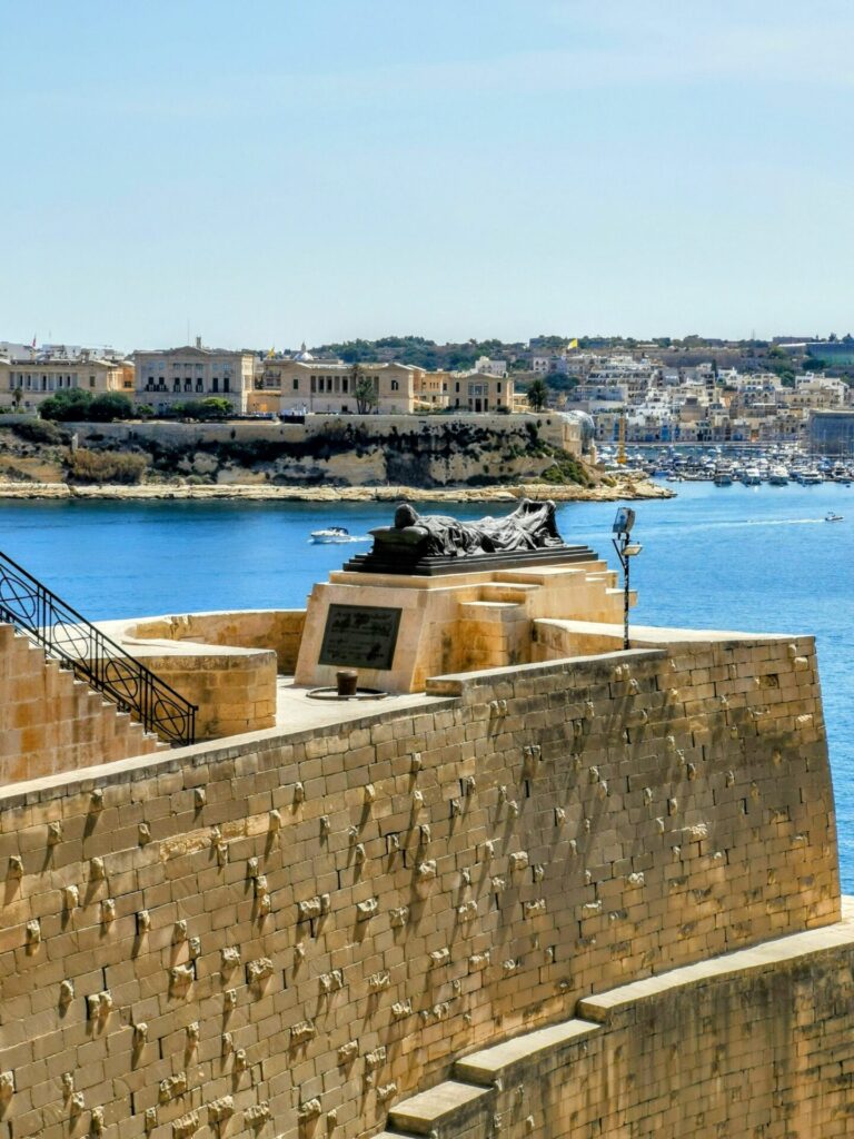 Ausblick vom Lower Barrakka Gardens im Valletta auf auf Denkmal