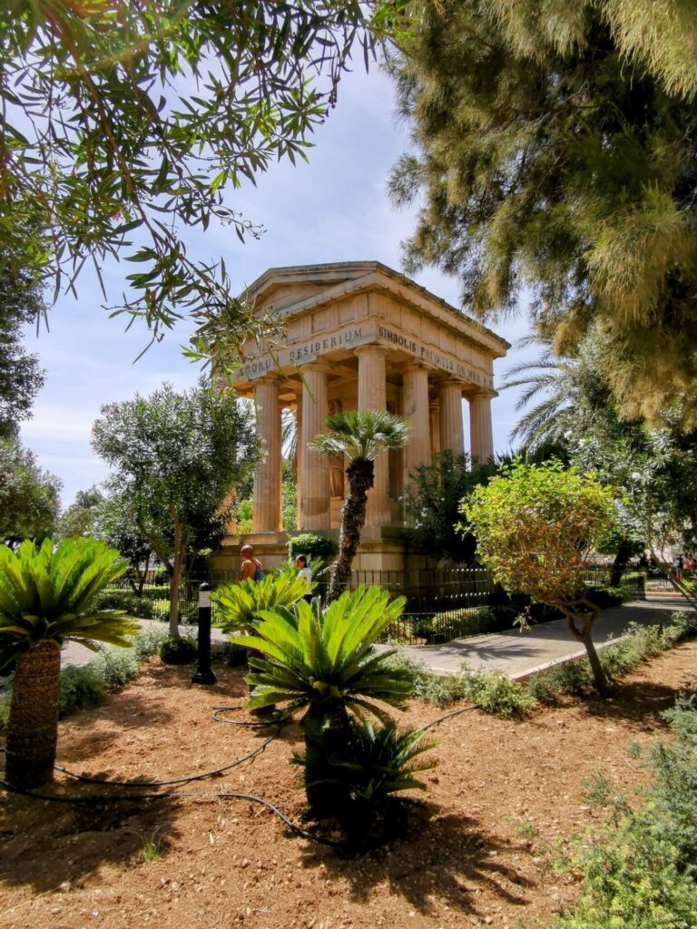 Pavillon im Lower Barrakka Gardens mit Pflanzen