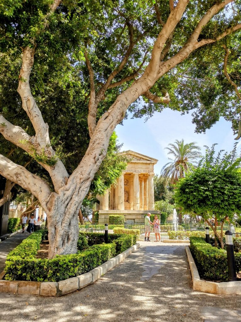 Pavillon im Lower Barrakka Gardens mit Pflanzen