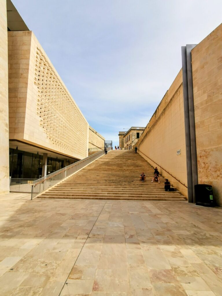 Lange Treppe zum City Gate in Valletta