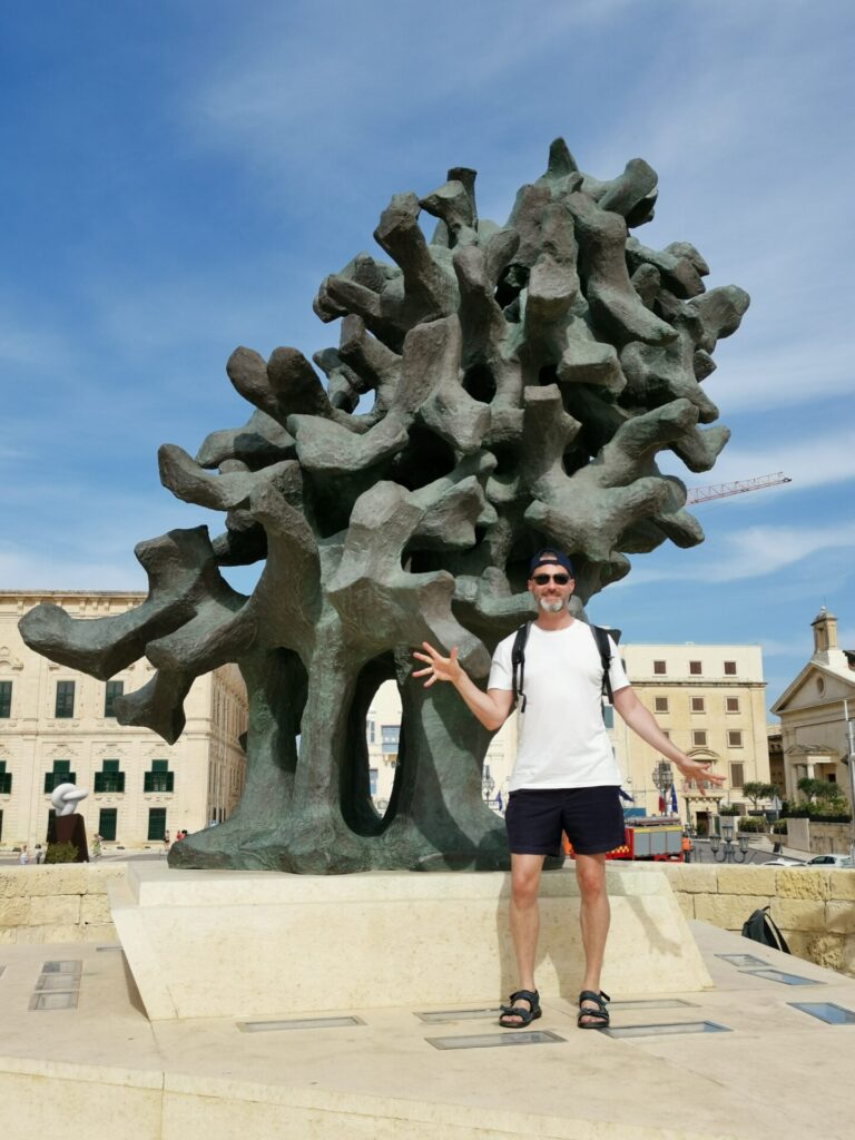 Kunstwerk mit Mann in Valletta