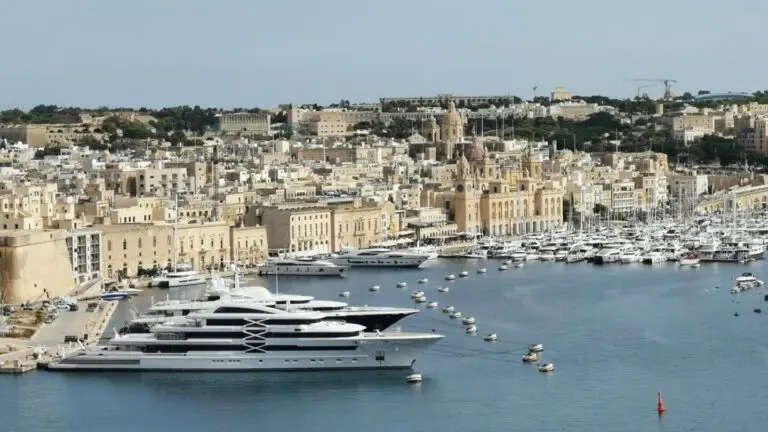 Blick auf den Hafen von Valletta mit Booten und Yachten