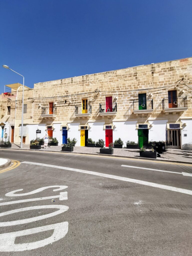 Häuserzeile mit bunten Türen in der Stadt Marsaxlokk