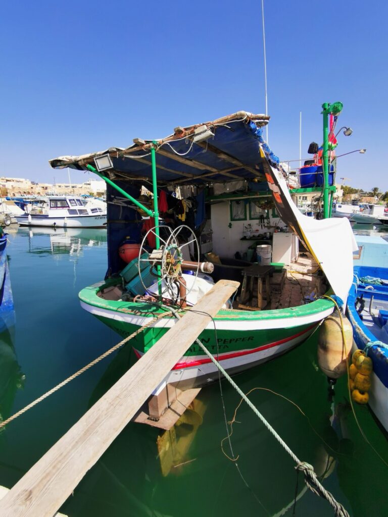 Blick in ein Boote im Hafen von Marsaxlokk