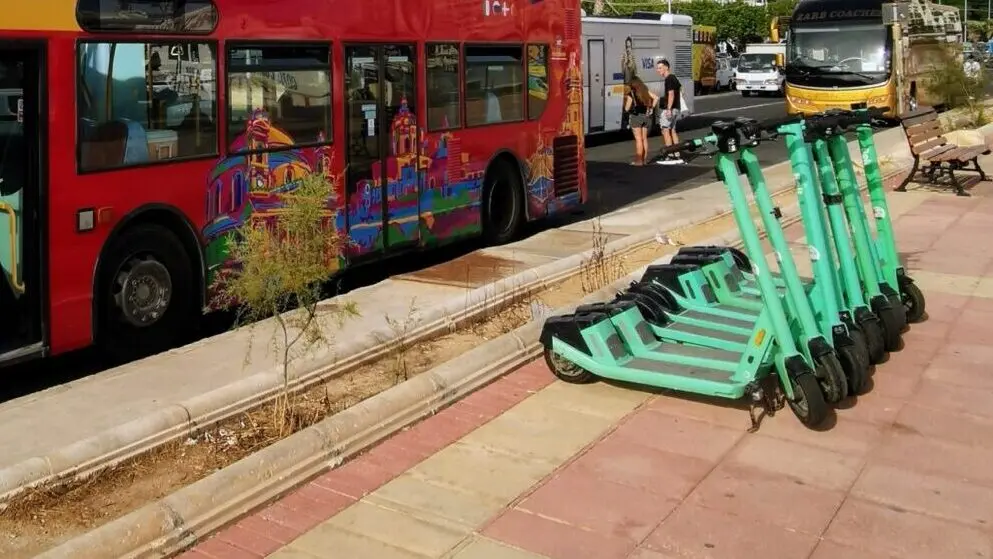 Malta Valletta Meer Hafen Bucht Zentrum Altstadt Gassen Bunt Steil Historisch Bus Sightseeing