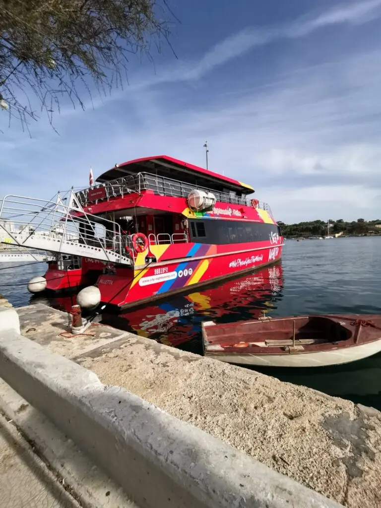 Malta Valletta Meer Hafen Bucht Zentrum Altstadt Gassen Bunt Steil Historisch Bus Sightseeing Faehre Boot