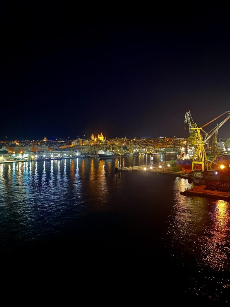 Waterfront in Valletta bei Nacht
