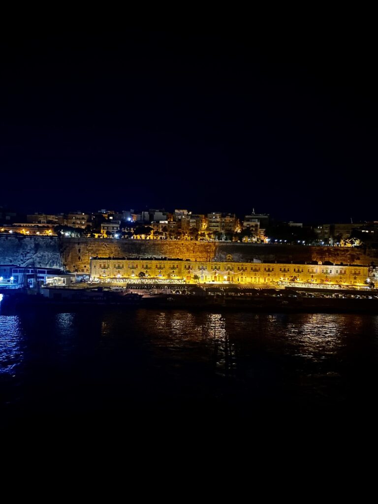 Waterfront in Valletta bei Nacht