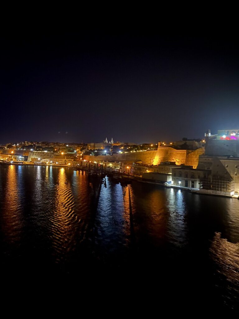 Waterfront in Valletta bei Nacht