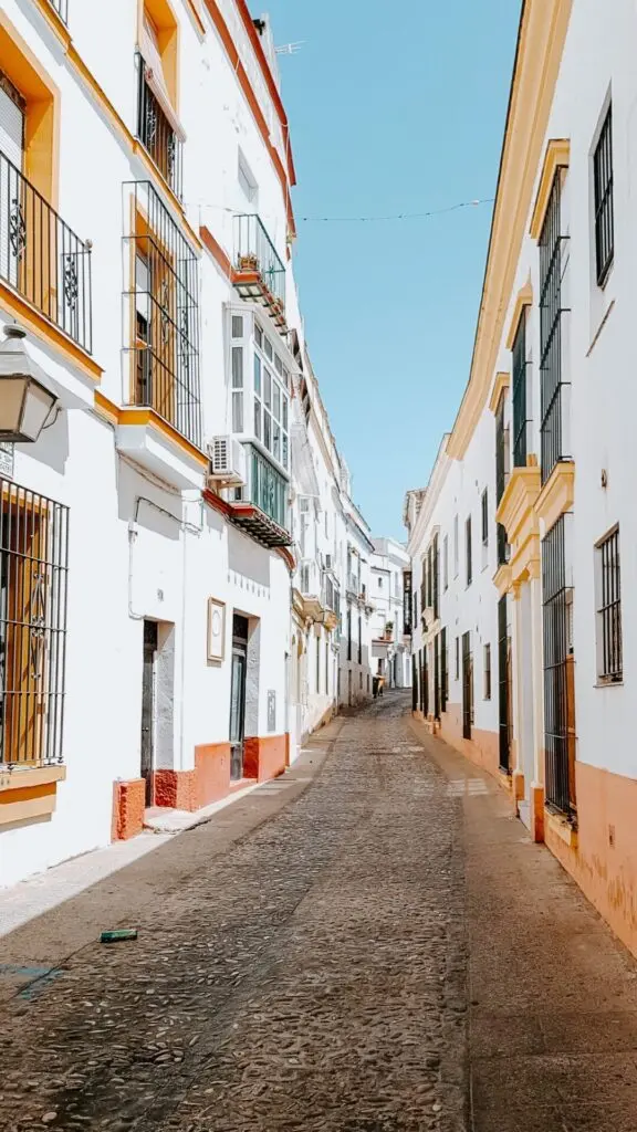 Bunte lange Gasse in Jerez de la Frontera