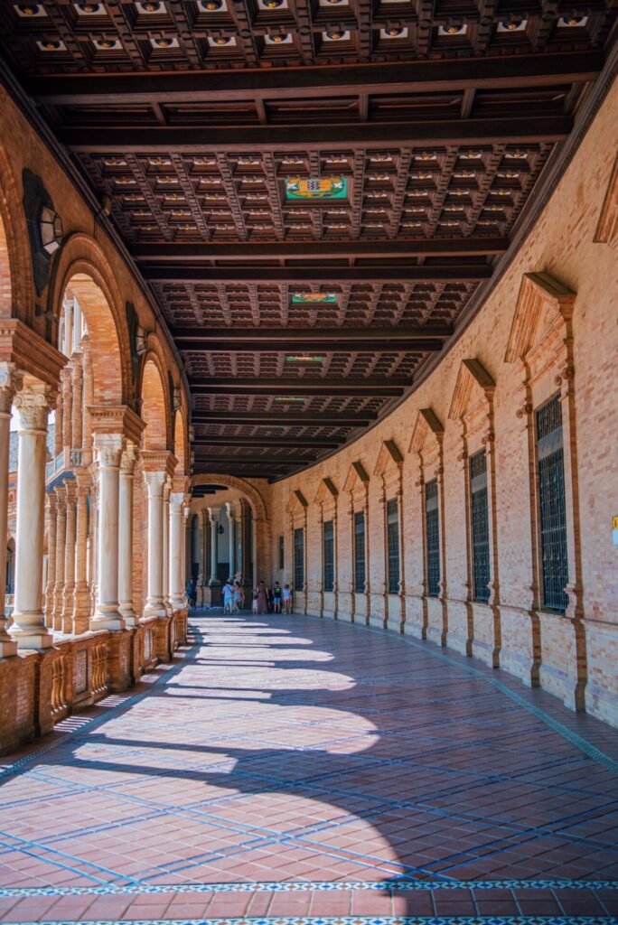 Langer Gang mit Holz-Bögen in Sevilla