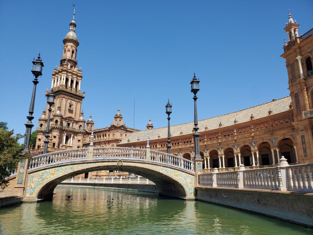 Brücke und Fluss in Sevilla