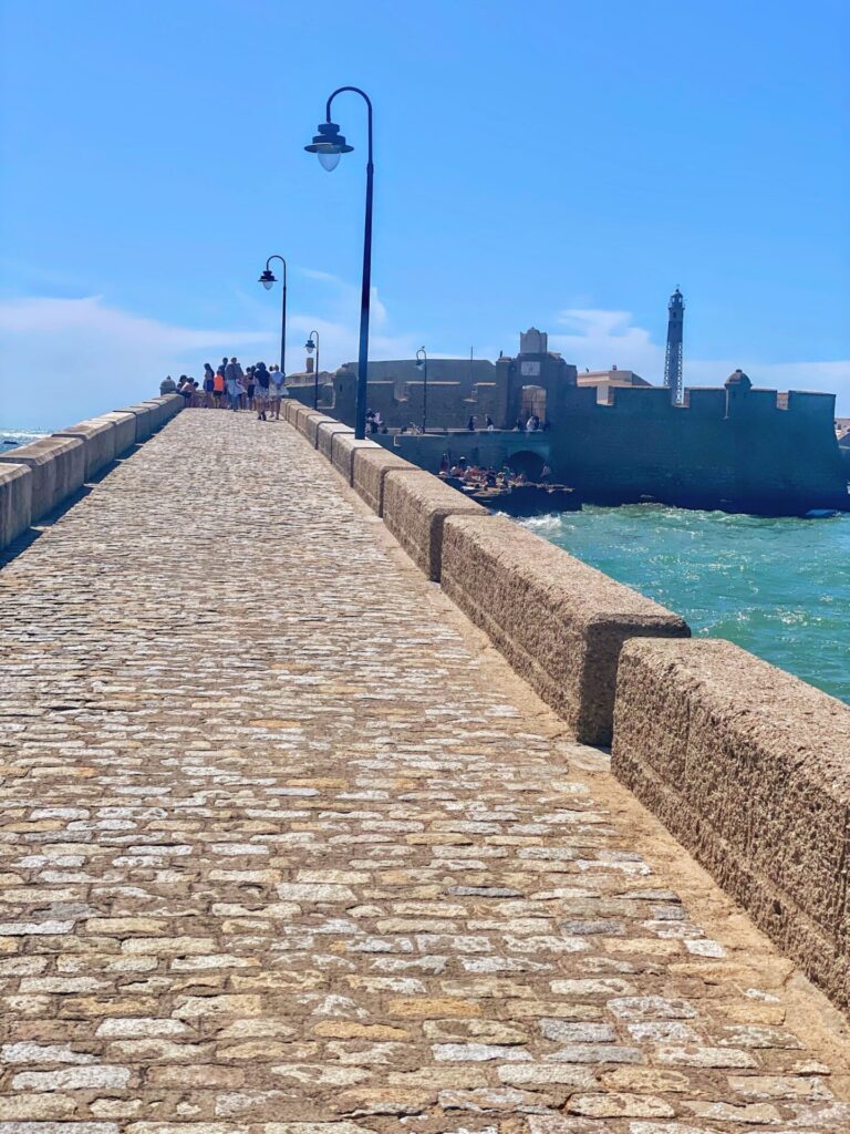 Langer Steinsteg zur Festung San Sebastián in Cadiz