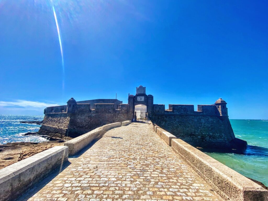 Langer Stein Steg zur Festung San Sebastián