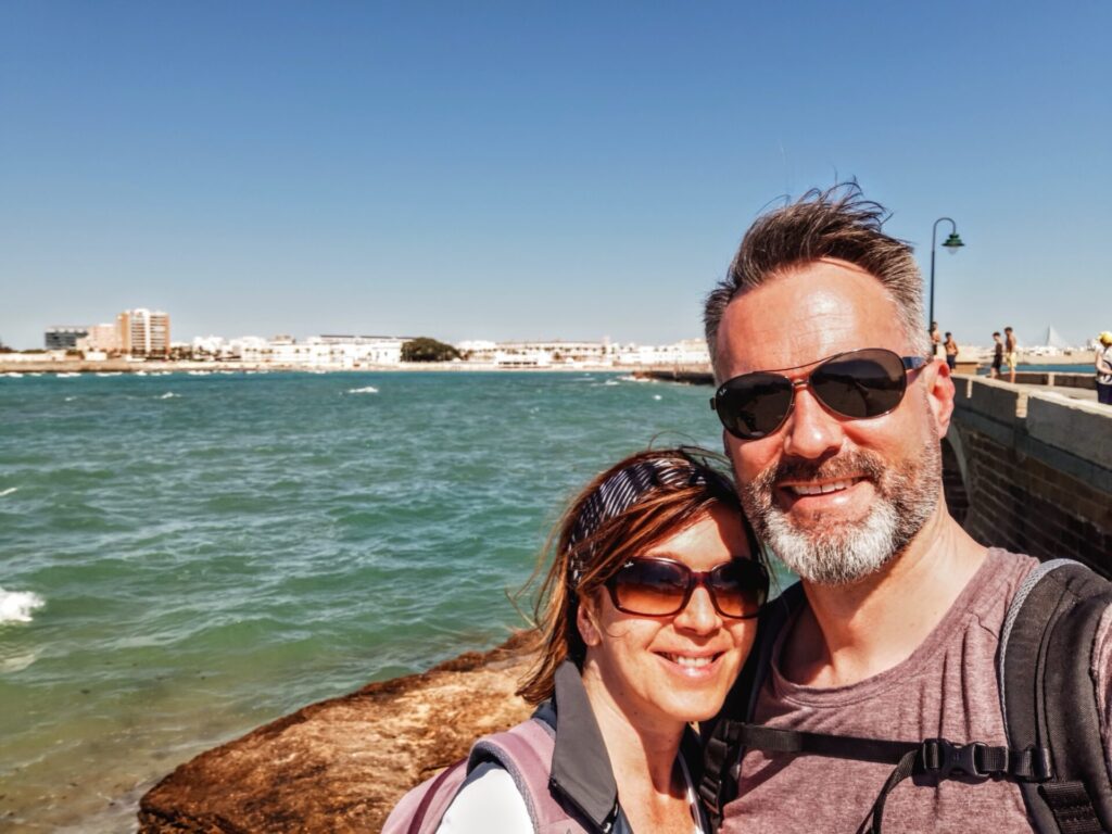 Pärchen an der Küste von Cadiz