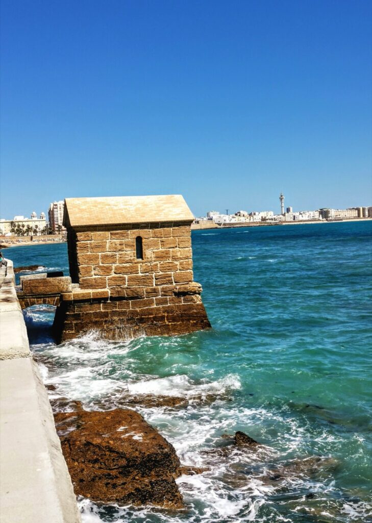 Kleines Steinhaus bei der Festung San Sebastián in Cadiz