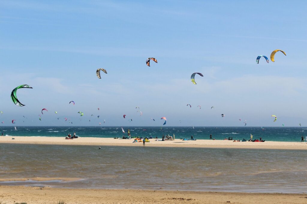 Kitesurfen am Strand in Cadiz