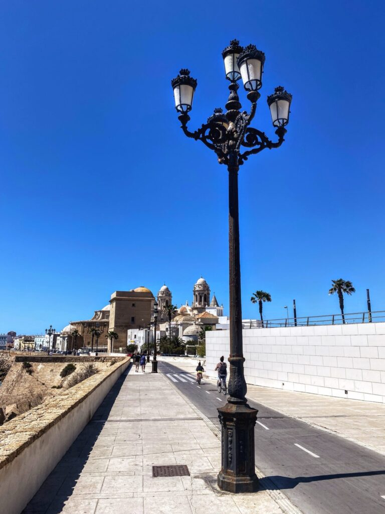 Promenade mit Laternen in Cadiz