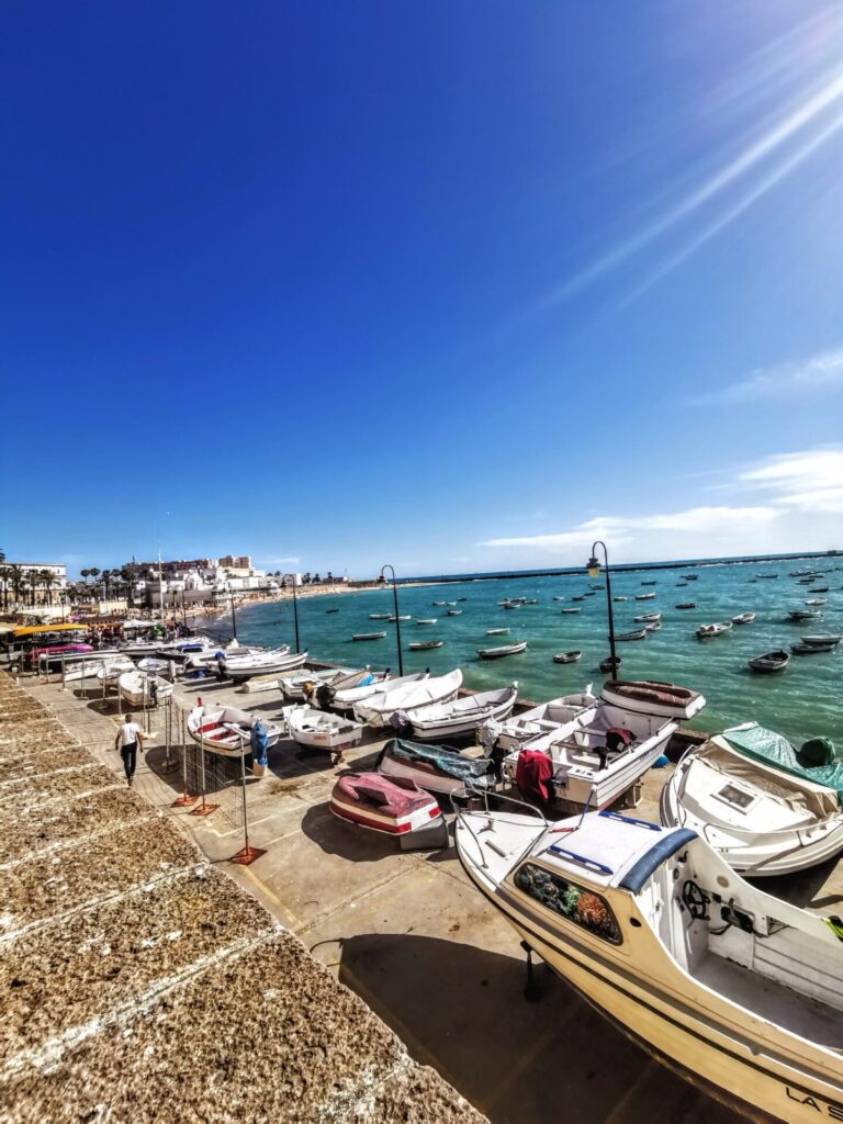 Kleiner Hafen mit Booten in Cadiz