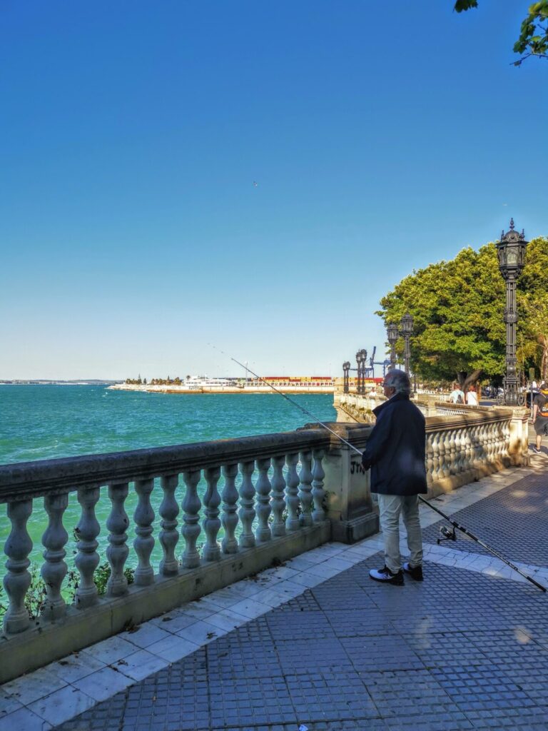 Promenade mit Fischer in Cadiz
