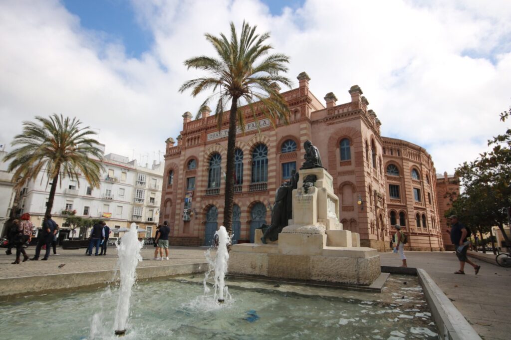 Gran Teatro Falla mit Springbrunnen und Statue