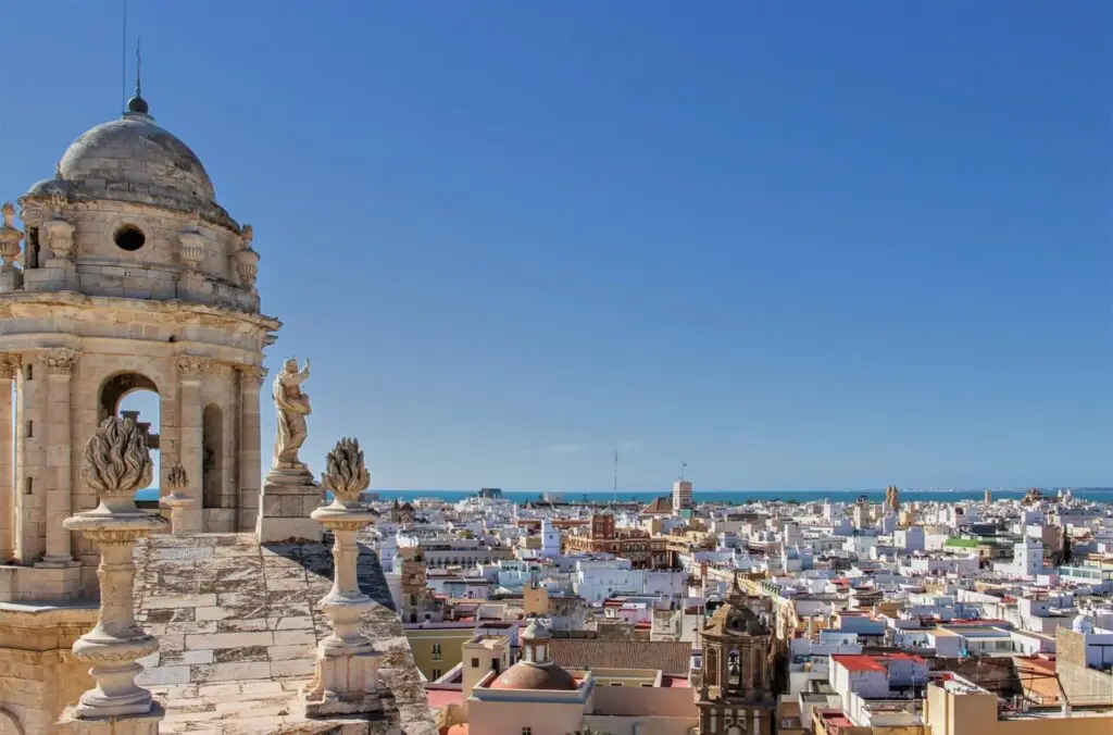 Dach mit Aussicht auf der Kathedrale von Cadiz