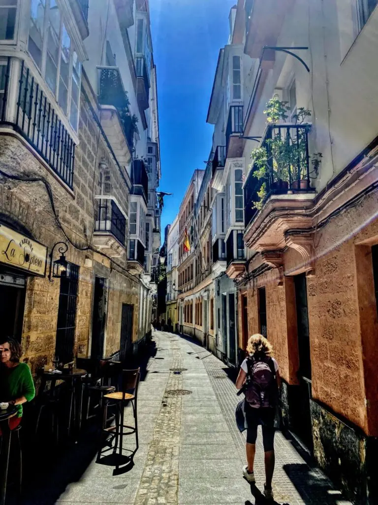 Gasse mit bunten Häusern in Cadiz