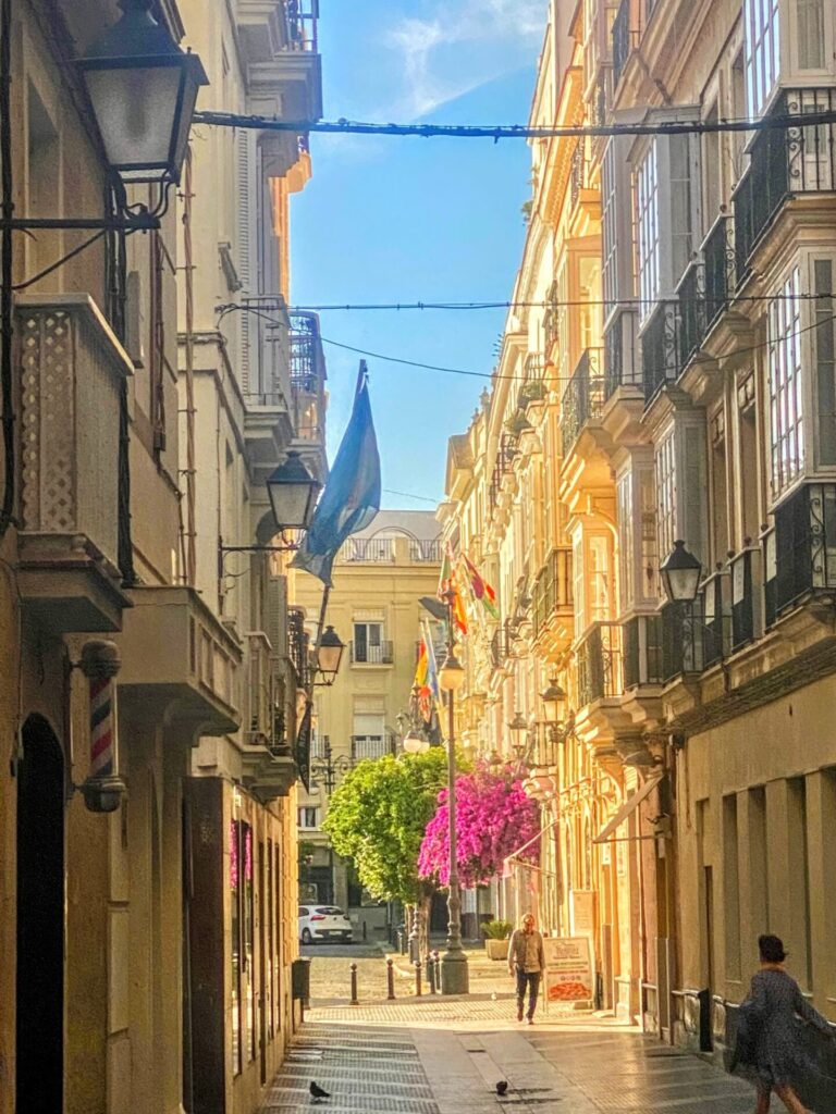 Gasse mit bunten Häusern in Cadiz