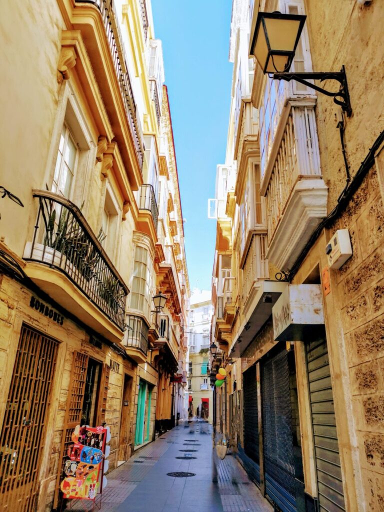Gasse mit bunten Häusern in Cadiz