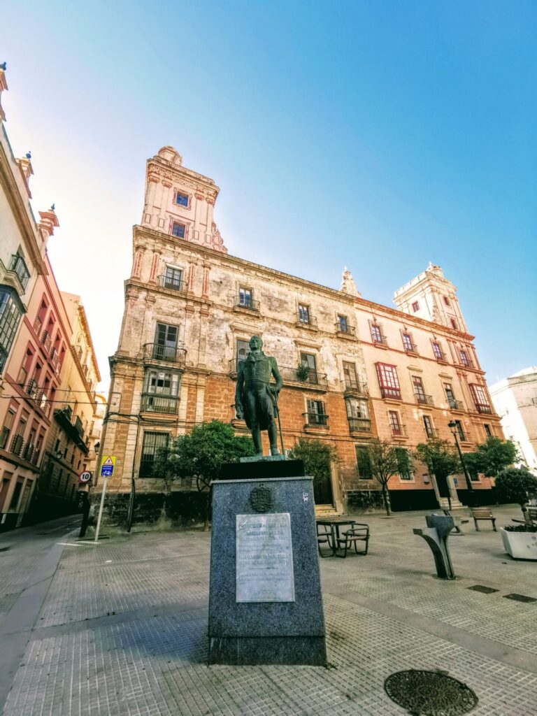 Casa de las Cuatro Torres mit Statue