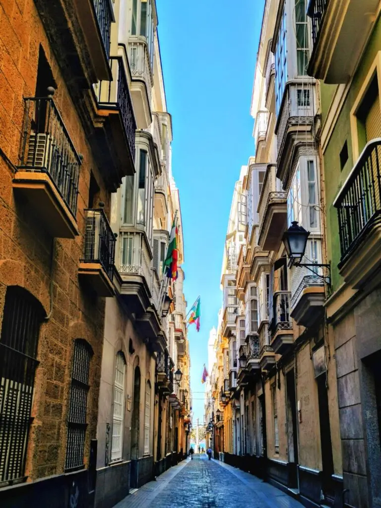 Gasse mit bunten Häusern in Cadiz